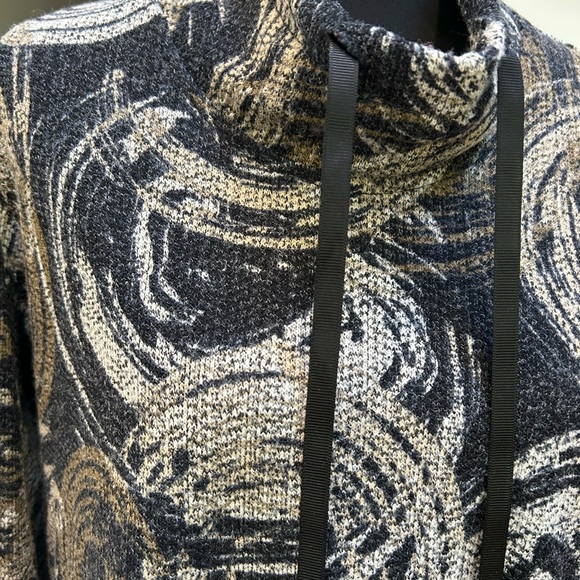 Abstract Swirl Pattern Tunic - Picture 5 of 8